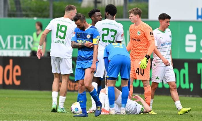 04 05 2024 Soccer Season 2023 2024 2 Soccer Bundesliga 32 Matchday SpVgg Greuther Fürth Kleeblatt TSV Eintracht Braunschweig BTSV Sportfoto Zink xwoxzix DFL regulations prohibit any use of photographs as image sequences and or quasi video only for editorial use Robin Krauße Krausse 39, Eintracht Braunschweig BTSV EBS leaves the pitch after red card red sending off Branimir Hrgota 10 SpVgg Greuther Fürth battered on the ground
