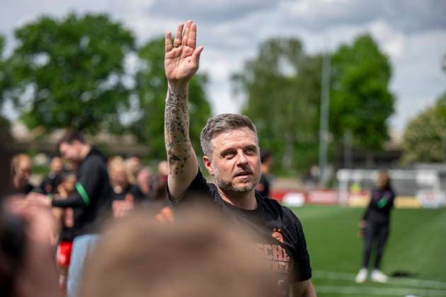Soccer Womens Bundesliga, Bayer 04 Leverkusen FC Bayern Munich on 04 05 2024 at Ulrich Haberland Stadium Munichs coach Alexander Straus greets the fans IMPORTANT NOTE According to the regulations of the DFL and the DFB, it is prohibited to use or have used photographs taken in the stadium and or of the match in the form of sequential images and or video-like photo series Copyright: xKirchner DavidxInderliedx