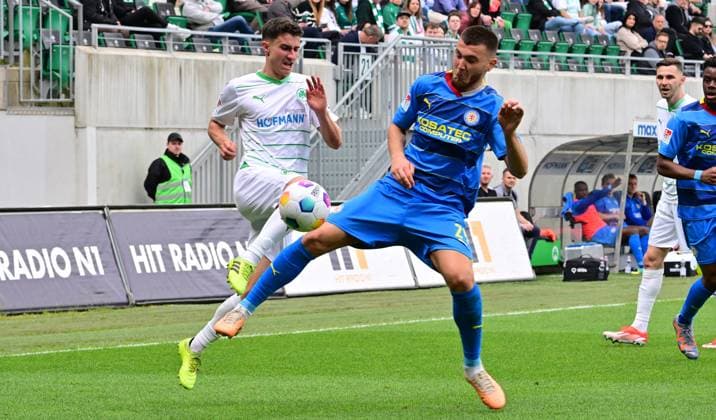 04 05 2024 Soccer Season 2023 2024 2 Soccer Bundesliga 32 Matchday SpVgg Greuther Fürth Kleeblatt TSV Eintracht Braunschweig BTSV Sportfoto Zink xwoxzix DFL regulations prohibit any use of photographs as image sequences and or quasi video only for editorial use Marco Meyerhöfer Meyerhoefer 18, SpVgg Greuther Fürth Hasan Kurucay 29, Eintracht Braunschweig BTSV EBS
