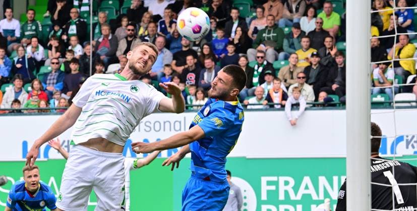 04 05 2024 Soccer Season 2023 2024 2 Soccer Bundesliga 32 Matchday SpVgg Greuther Fürth Kleeblatt TSV Eintracht Braunschweig BTSV Sportfoto Zink xwoxzix DFL regulations prohibit any use of photographs as image sequences and or quasi video only for editorial use Dennis Srbeny 7, SpVgg Greuther Fürth in header duel with Hasan Kurucay 29, Eintracht Braunschweig BTSV EBS