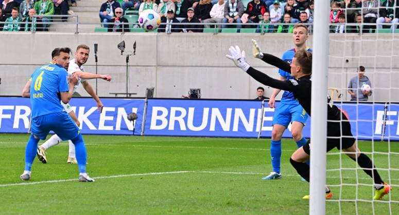 04 05 2024 Soccer Season 2023 2024 2 Soccer Bundesliga 32 Matchday SpVgg Greuther Fürth Kleeblatt TSV Eintracht Braunschweig BTSV Sportfoto Zink xwoxzix DFL regulations prohibit any use of photographs as image sequences and or quasi video only for editorial use Dennis Srbeny 7, SpVgg Greuther Fürth Ermin Bicakcic 6, Eintracht Braunschweig BTSV EBS Ron Thorben Hoffmann 1, Eintracht Braunschweig BTSV EBS Chance Torchance