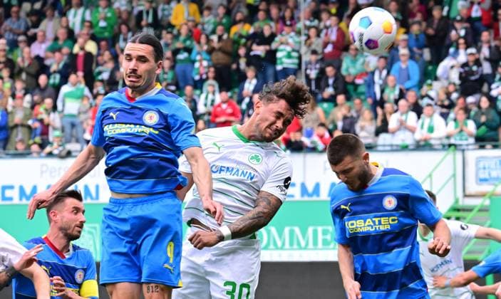 04 05 2024 Soccer Season 2023 2024 2 Soccer Bundesliga 32 Matchday SpVgg Greuther Fürth Kleeblatt TSV Eintracht Braunschweig BTSV Sportfoto Zink xwoxzix DFL regulations prohibit any use of photographs as image sequences and or quasi video only for editorial use Rayan Philippe 9, Eintracht Braunschweig BTSV EBS in header duel with Armindo Sieb 30, SpVgg Greuther Fürth