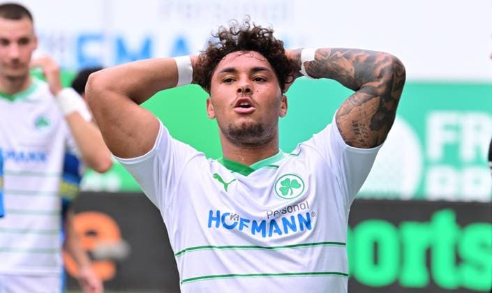 04 05 2024 Soccer Season 2023 2024 2 Soccer Bundesliga 32 Matchday SpVgg Greuther Fürth Kleeblatt TSV Eintracht Braunschweig BTSV Sportfoto Zink xwoxzix DFL regulations prohibit any use of photographs as image sequences and or quasi video only for editorial use Armindo Sieb 30, SpVgg Greuther Fürth nach vergbener Chance Torchance