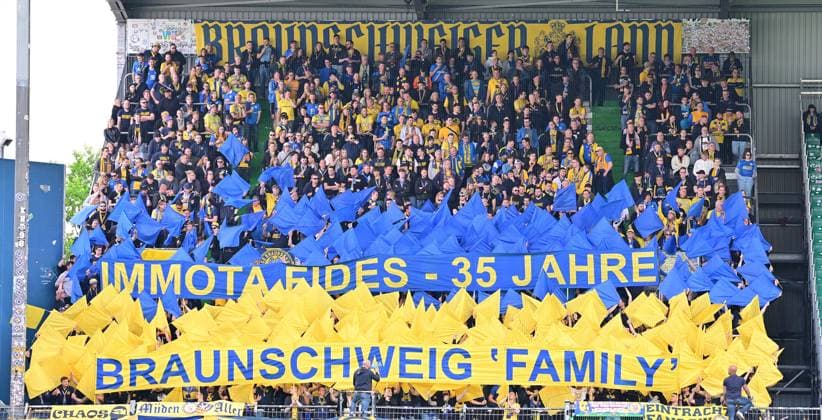 04 05 2024 Soccer Season 2023 2024 2 Soccer Bundesliga 32 Matchday SpVgg Greuther Fürth Kleeblatt TSV Eintracht Braunschweig BTSV Sportfoto Zink xwoxzix DFL regulations prohibit any use of photographs as image sequences and or quasi video only for editorial use Fans Fanblock BTSV Choreo Choreografie