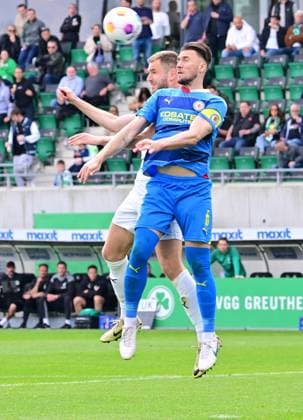 04 05 2024 Soccer Season 2023 2024 2 Soccer Bundesliga 32 Matchday SpVgg Greuther Fürth Kleeblatt TSV Eintracht Braunschweig BTSV Sportfoto Zink xwoxzix DFL regulations prohibit any use of photographs as image sequences and or quasi video only for editorial use Dennis Srbeny 7, SpVgg Greuther Fürth in header duel with Ermin Bicakcic 6, Eintracht Braunschweig BTSV EBS