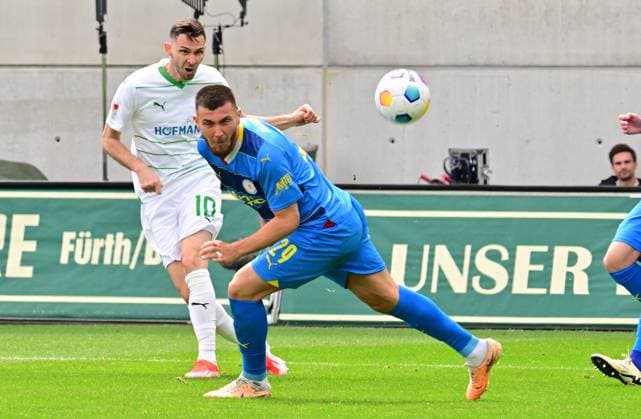 04 05 2024 Soccer Season 2023 2024 2 Soccer Bundesliga 32 Matchday SpVgg Greuther Fürth Kleeblatt TSV Eintracht Braunschweig BTSV Sportfoto Zink xwoxzix DFL regulations prohibit any use of photographs as image sequences and or quasi video only for editorial use Branimir Hrgota 10 SpVgg Greuther Fürth Hasan Kurucay 29, Eintracht Braunschweig BTSV EBS