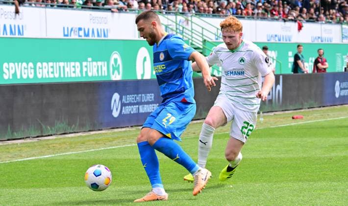 04 05 2024 Soccer Season 2023 2024 2 Soccer Bundesliga 32 Matchday SpVgg Greuther Fürth Kleeblatt TSV Eintracht Braunschweig BTSV Sportfoto Zink xwoxzix DFL regulations prohibit any use of photographs as image sequences and or quasi video only for editorial use Hasan Kurucay 29, Eintracht Braunschweig BTSV EBS Robert Wagner 22, SpVgg Greuther Fürth