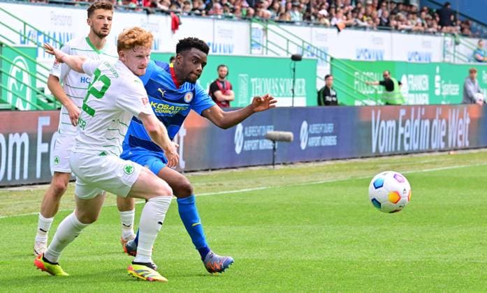 04 05 2024 Soccer Season 2023 2024 2 Soccer Bundesliga 32 Matchday SpVgg Greuther Fürth Kleeblatt TSV Eintracht Braunschweig BTSV Sportfoto Zink xwoxzix DFL regulations prohibit any use of photographs as image sequences and or quasi video only for editorial use Robert Wagner 22, SpVgg Greuther Fürth Anderson Lucoqui 15, Eintracht Braunschweig BTSV EBS