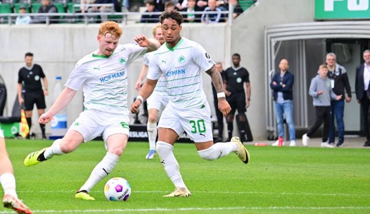 04 05 2024 Soccer Season 2023 2024 2 Soccer Bundesliga 32 Matchday SpVgg Greuther Fürth Kleeblatt TSV Eintracht Braunschweig BTSV Sportfoto Zink xwoxzix DFL regulations prohibit any use of photographs as image sequences and or quasi video only for editorial use Robert Wagner 22, SpVgg Greuther Fürth erzielt Treffer Tor Torschuß zum 2 2