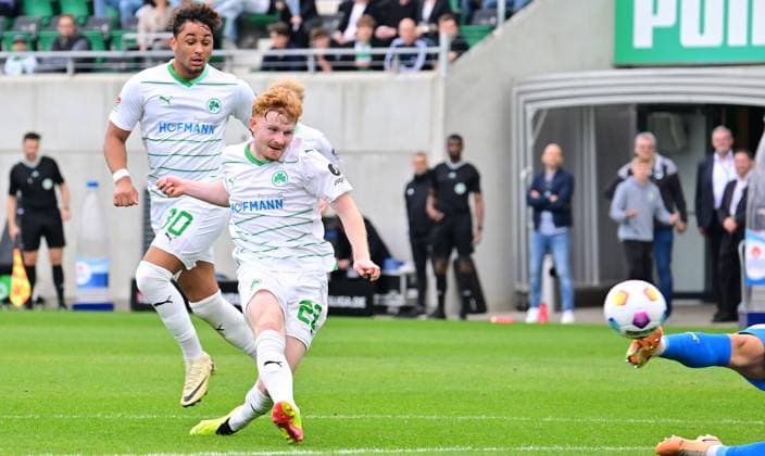 04 05 2024 Soccer Season 2023 2024 2 Soccer Bundesliga 32 Matchday SpVgg Greuther Fürth Kleeblatt TSV Eintracht Braunschweig BTSV Sportfoto Zink xwoxzix DFL regulations prohibit any use of photographs as image sequences and or quasi video only for editorial use Robert Wagner 22, SpVgg Greuther Fürth erzielt Treffer Tor Torschuß zum 2 2