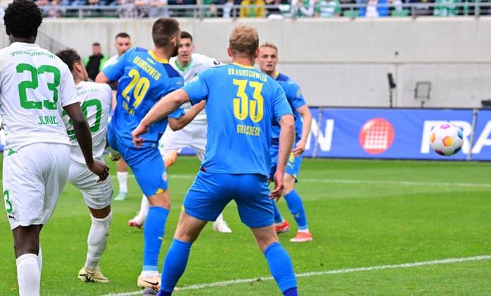 04 05 2024 Soccer Season 2023 2024 2 Soccer Bundesliga 32 Matchday SpVgg Greuther Fürth Kleeblatt TSV Eintracht Braunschweig BTSV Sportfoto Zink xwoxzix DFL regulations prohibit any use of photographs as image sequences and or quasi video only for editorial use Armindo Sieb 30, SpVgg Greuther Fürth erzielt Treffer Tor Torschuß zum 3 2 gegen Hasan Kurucay 29, Eintracht Braunschweig BTSV EBS