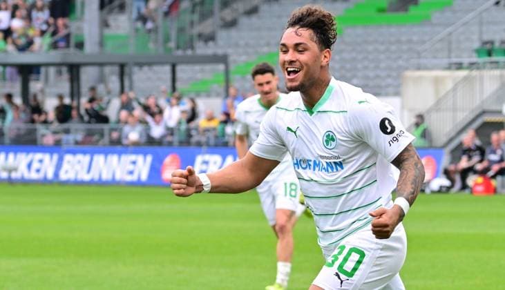 04 05 2024 Soccer Season 2023 2024 2 Soccer Bundesliga 32 Matchday SpVgg Greuther Fürth Kleeblatt TSV Eintracht Braunschweig BTSV Sportfoto Zink xwoxzix DFL regulations prohibit any use of photographs as image sequences and or quasi video only for editorial use Torjubel Jubel nach Treffer Tor Torschuß zum 3 2 durch Armindo Sieb 30, SpVgg Greuther Fürth