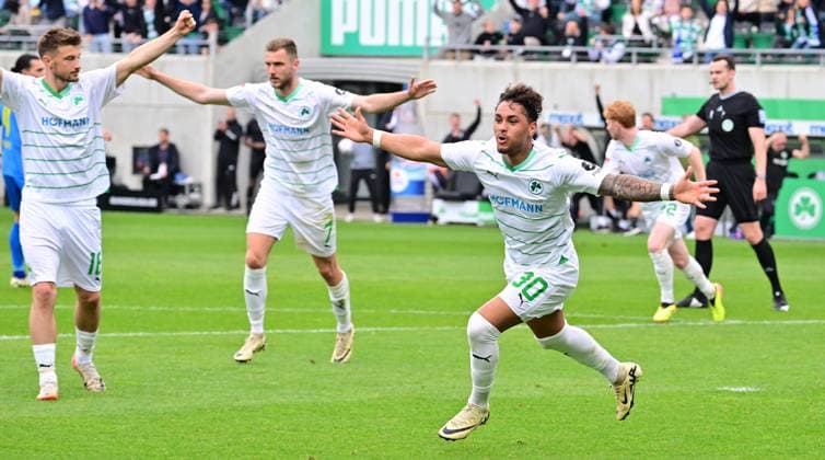 04 05 2024 Soccer Season 2023 2024 2 Soccer Bundesliga 32 Matchday SpVgg Greuther Fürth Kleeblatt TSV Eintracht Braunschweig BTSV Sportfoto Zink xwoxzix DFL regulations prohibit any use of photographs as image sequences and or quasi video only for editorial use Torjubel Jubel nach Treffer Tor Torschuß zum 3 2 durch Armindo Sieb 30, SpVgg Greuther Fürth
