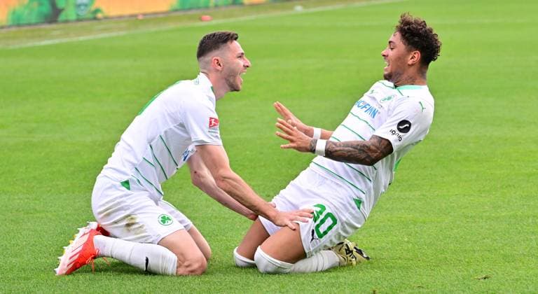 04 05 2024 Soccer Season 2023 2024 2 Soccer Bundesliga 32 Matchday SpVgg Greuther Fürth Kleeblatt TSV Eintracht Braunschweig BTSV Sportfoto Zink xwoxzix DFL regulations prohibit any use of photographs as image sequences and or quasi video only for editorial use Torjubel Jubel nach Treffer Tor Torschuß zum 3 2 durch Armindo Sieb 30, SpVgg Greuther Fürth Branimir Hrgota 10 SpVgg Greuther Fürth Armindo Sieb 30, SpVgg Greuther Fürth