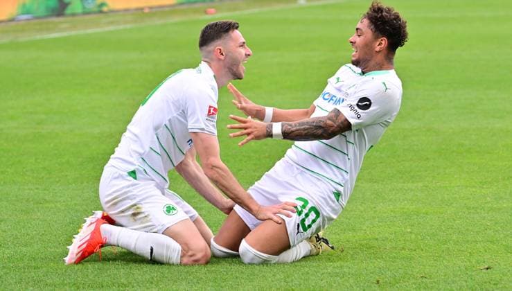 04 05 2024 Soccer Season 2023 2024 2 Soccer Bundesliga 32 Matchday SpVgg Greuther Fürth Kleeblatt TSV Eintracht Braunschweig BTSV Sportfoto Zink xwoxzix DFL regulations prohibit any use of photographs as image sequences and or quasi video only for editorial use Torjubel Jubel nach Treffer Tor Torschuß zum 3 2 durch Armindo Sieb 30, SpVgg Greuther Fürth Branimir Hrgota 10 SpVgg Greuther Fürth Armindo Sieb 30, SpVgg Greuther Fürth