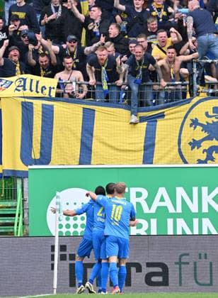 04 05 2024 Soccer Season 2023 2024 2 Soccer Bundesliga 32 Matchday SpVgg Greuther Fürth Kleeblatt TSV Eintracht Braunschweig BTSV Sportfoto Zink xwoxzix DFL regulations prohibit any use of photographs as image sequences and or quasi video only for editorial use Torjubel Jubel nach Treffer Tor Torschuß zum 3 3 durch Rayan Philippe 9, Eintracht Braunschweig BTSV EBS