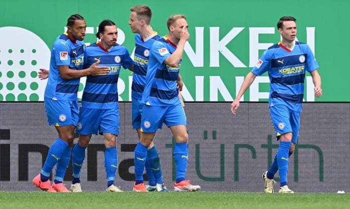 04 05 2024 Soccer Season 2023 2024 2 Soccer Bundesliga 32 Matchday SpVgg Greuther Fürth Kleeblatt TSV Eintracht Braunschweig BTSV Sportfoto Zink xwoxzix DFL regulations prohibit any use of photographs as image sequences and or quasi video only for editorial use Torjubel Jubel nach Treffer Tor Torschuß zum 3 3 durch Rayan Philippe 9, Eintracht Braunschweig BTSV EBS