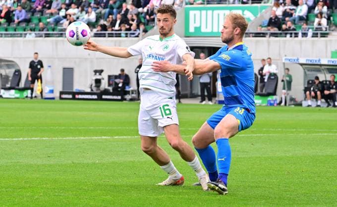 04 05 2024 Soccer Season 2023 2024 2 Soccer Bundesliga 32 Matchday SpVgg Greuther Fürth Kleeblatt TSV Eintracht Braunschweig BTSV Sportfoto Zink xwoxzix DFL regulations prohibit any use of photographs as image sequences and or quasi video only for editorial use Lukas Petkov 16, SpVgg Greuther Fürth Sebastian Griesbeck 33, Eintracht Braunschweig BTSV EBS