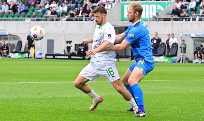 04 05 2024 Soccer Season 2023 2024 2 Soccer Bundesliga 32 Matchday SpVgg Greuther Fürth Kleeblatt TSV Eintracht Braunschweig BTSV Sportfoto Zink xwoxzix DFL regulations prohibit any use of photographs as image sequences and or quasi video only for editorial use Lukas Petkov 16, SpVgg Greuther Fürth Sebastian Griesbeck 33, Eintracht Braunschweig BTSV EBS
