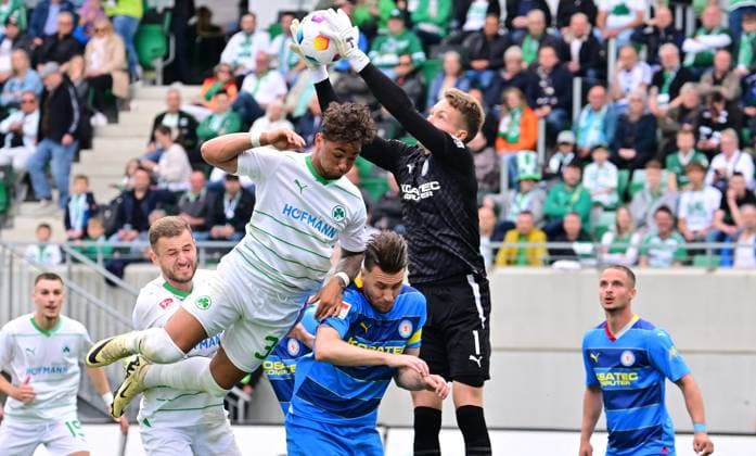 04 05 2024 Soccer Season 2023 2024 2 Soccer Bundesliga 32 Matchday SpVgg Greuther Fürth Kleeblatt TSV Eintracht Braunschweig BTSV Sportfoto Zink xwoxzix DFL regulations prohibit any use of photographs as image sequences and or quasi video only for editorial use Armindo Sieb 30, SpVgg Greuther Fürth Ermin Bicakcic 6, Eintracht Braunschweig BTSV EBS Ron Thorben Hoffmann 1, Eintracht Braunschweig BTSV EBS