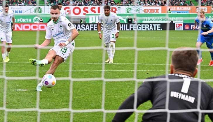 04 05 2024 Soccer Season 2023 2024 2 Soccer Bundesliga 32 Matchday SpVgg Greuther Fürth Kleeblatt TSV Eintracht Braunschweig BTSV Sportfoto Zink xwoxzix DFL regulations prohibit any use of photographs as image sequences and or quasi video only for editorial use Tim Lemperle 19, SpVgg Greuther Fürth Elfmeter Strafstoß