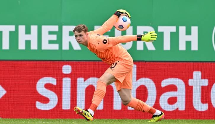 04 05 2024 Soccer Season 2023 2024 2 Soccer Bundesliga 32 Matchday SpVgg Greuther Fürth Kleeblatt TSV Eintracht Braunschweig BTSV Sportfoto Zink xwoxzix DFL regulations prohibit any use of photographs as image sequences and or quasi video only for editorial use Jonas Urbig 40, SpVgg Greuther Fürth