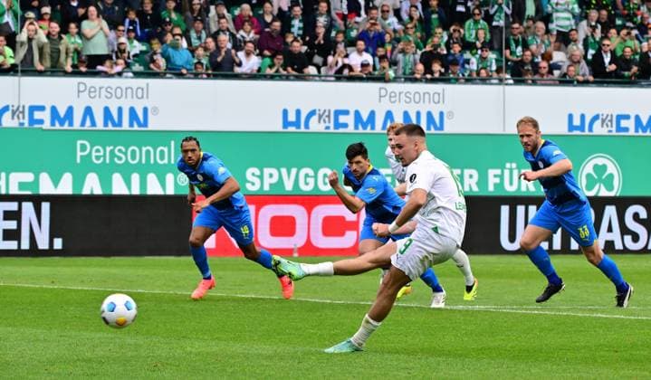 04 05 2024 Soccer Season 2023 2024 2 Soccer Bundesliga 32 Matchday SpVgg Greuther Fürth Kleeblatt TSV Eintracht Braunschweig BTSV Sportfoto Zink MeZi xmexzix DFL regulations prohibit any use of photographs as image sequences and or quasi video only for editorial use Tim Lemperle 19, SpVgg Greuther Fürth misses penalty kick