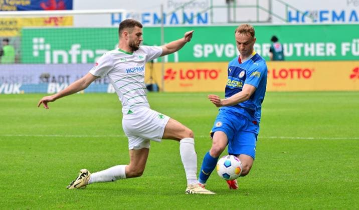 04 05 2024 Soccer Season 2023 2024 2 Soccer Bundesliga 32 Matchday SpVgg Greuther Fürth Kleeblatt TSV Eintracht Braunschweig BTSV Sportfoto Zink MeZi xmexzix DFL regulations prohibit any use of photographs as image sequences and or quasi video only for editorial use Dennis Srbeny 7, SpVgg Greuther Fürth Niklas Tauer 8, Eintracht Braunschweig BTSV EBS, rechts