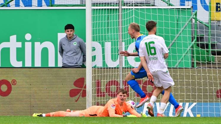 04 05 2024 Soccer Season 2023 2024 2 Soccer Bundesliga 32 Matchday SpVgg Greuther Fürth Kleeblatt TSV Eintracht Braunschweig BTSV Sportfoto Zink MeZi xmexzix DFL regulations prohibit any use of photographs as image sequences and or quasi video only for editorial use Torjubel Jubel Freude nach Treffer Tor Torschuß zum 3 3 Jonas Urbig 40, SpVgg Greuther Fürth geschlagen