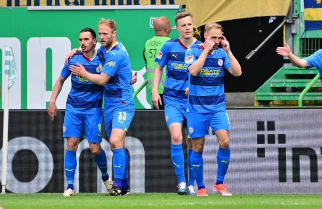 04 05 2024 Soccer Season 2023 2024 2 Soccer Bundesliga 32 Matchday SpVgg Greuther Fürth Kleeblatt TSV Eintracht Braunschweig BTSV Sportfoto Zink MeZi xmexzix DFL regulations prohibit any use of photographs as image sequences and or quasi video only for editorial use Torjubel Jubel Freude nach Treffer Tor Torschuß zum 3 3 durch Rayan Philippe 9, Eintracht Braunschweig BTSV EBS