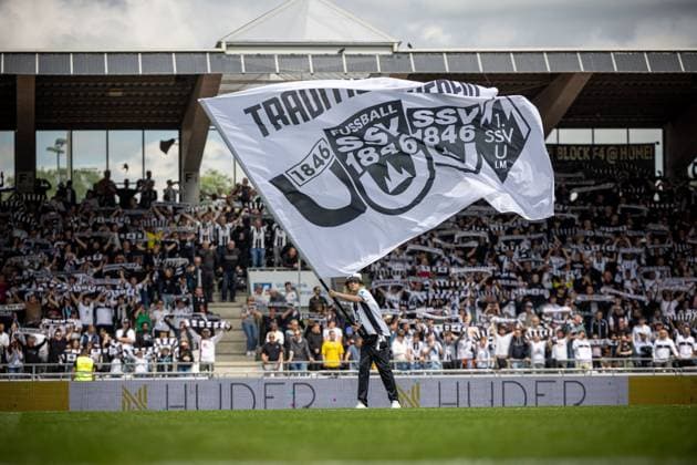 A flag of SSV Ulm before kick-off ¨¨GER, SSV Ulm 1846 Fussball vs FC Viktoria Koeln, Fußball, 3 Liga, 36 Spieltag, Spielzeit 2023 2024, 04 05 2024, ¨DFB DFL regulations prohibit any use of photographs as image sequences and or quasi video ,¨ SSV Ulm 1846 Fussball FC Viktoria Koeln , Fußball, 3 Liga, 36 Spieltag, Spielzeit 2023 2024, 04 05 2024 Ulm Copyright: xDennisxDuddek xEibnerxPressefotox EP_DDK