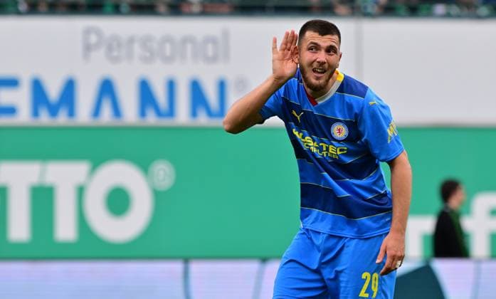 04 05 2024 Soccer Season 2023 2024 2 Soccer Bundesliga 32 Matchday SpVgg Greuther Fürth Kleeblatt TSV Eintracht Braunschweig BTSV Sportfoto Zink MeZi xmexzix DFL regulations prohibit any use of photographs as image sequences and or quasi video only for editorial use Hasan Kurucay 29, Eintracht Braunschweig BTSV EBS
