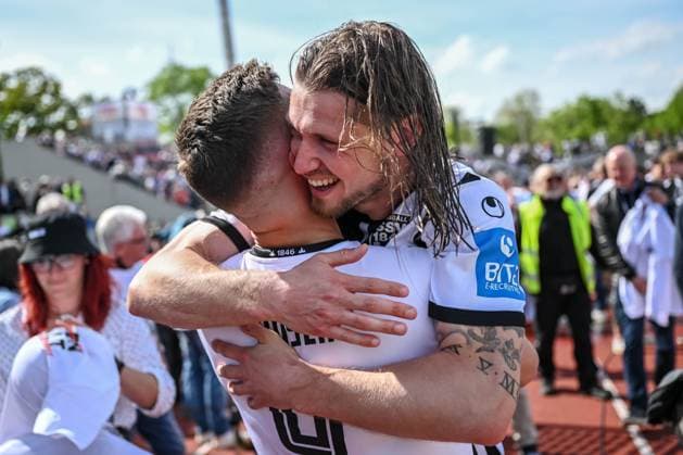 04 05 2024, Ulm, Germany, Donaustadion, SSV Ulm 1846 Fussball vs FC Viktoria Koeln 3 Liga, Lucas Roeser SSV Ulm 1846 Fussball and Dennis Chessa SSV Ulm 1846 Fussball gesticulating, gesturing Photo H Langer DFB DFL REGULATIONS PROHIBIT ANY USE OF PHOTOGRAPHS AS IMAGE SEQUENCES AND OR QUASI VIDEO Ulm Donaustadion Germany 062_062_ULMVIK20240504_036 Langer-541