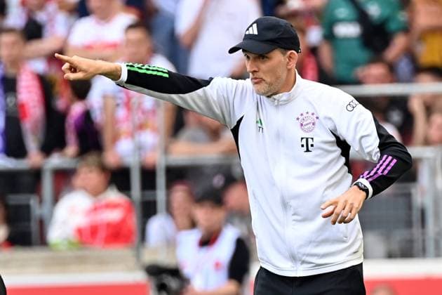 04 05 2024, xjrdrx, Fussball 1 Bundesliga, VfB Stuttgart FC Bayern München emspor, v l Trainer head coach Thomas Tuchel of Bayern München gesticulates gives instructions with arms gesticulates gives instructions, gesticulate DFL DFB REGULATIONS PROHIBIT ANY USE OF PHOTOGRAPHS as IMAGE SEQUENCES and or QUASI VIDEO Stuttgart
