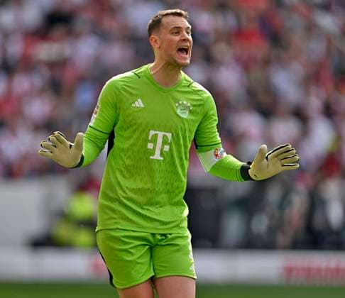 04 05 2024, Soccer 1 Bundesliga 2023 2024, Matchday 32, VfB Stuttgart FC Bayern Munich, in the MHP Arena in Stuttgart goalkeeper Manuel Neuer FC Bayern Munich gesticulates DFL and DFB regulations prohibit any use of photographs as image sequences and or quasi video