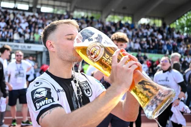 04 05 2024, Ulm, Germany, Donaustadion, SSV Ulm 1846 Fussball vs FC Viktoria Koeln 3 Liga, Leo Scienza SSV Ulm 1846 Fussball with a beer Photo H Langer DFB DFL REGULATIONS PROHIBIT ANY USE OF PHOTOGRAPHS AS IMAGE SEQUENCES AND OR QUASI VIDEO Ulm Donaustadion Germany 062_062_ULMVIK20240504_056 Langer-541