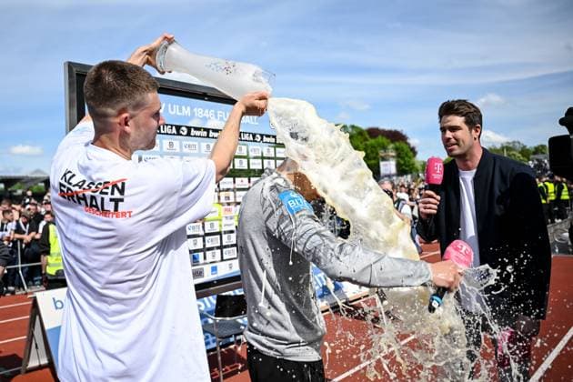 04 05 2024, Ulm, Germany, Donaustadion, SSV Ulm 1846 Fussball vs FC Viktoria Koeln 3 Liga, Tom Gaal SSV Ulm 1846 Fussball and coach Thomas Woerle SSV Ulm 1846 Fussball is spilled with beer Photo H Langer DFB DFL REGULATIONS PROHIBIT ANY USE OF PHOTOGRAPHS AS IMAGE SEQUENCES AND OR QUASI VIDEO Ulm Donaustadion Germany 062_062_ULMVIK20240504_058 Langer-541
