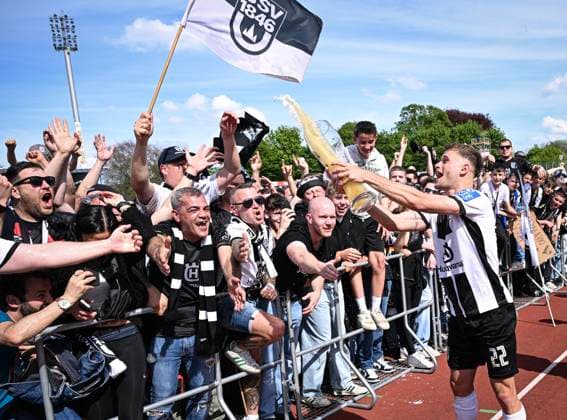 Football 3 Liga 2023 2024 04 05 2024 SSV Ulm FC Viktoria Koeln JUBILEE at SSV Ulm, promotion to the 2 Bundesliga Leonardo Scienza with a beer shower for the fans