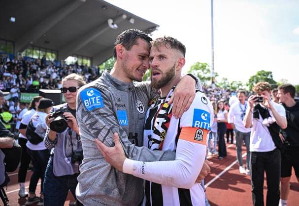 Soccer 3 Liga 2023 2024 04 05 2024 SSV Ulm FC Viktoria Koeln JUBILEE at SSV Ulm, promotion to the 2 Bundesliga Coach Thomas Woerle left hugs Johannes Reichert right