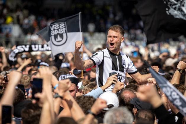 Leo Scienza SSV Ulm 1846, 22 cheers in a crowd full of fans after the victory and the associated promotion to the 2 football Bundesliga ¨¨GER, SSV Ulm 1846 Football vs FC Viktoria Koeln, Football, 3 Liga, 36 Matchday, Matchday 2023 2024, 04 05 2024, ¨DFB DFL regulations prohibit any use of photographs as image sequences and or quasi video ,¨ SSV Ulm 1846 Fussball FC Viktoria Koeln , Fußball, 3 Liga, 36 Spieltag, Spielzeit 2023 2024, 04 05 2024 Ulm Copyright: xDennisxDuddek xEibnerxPressefotox EP_DDK
