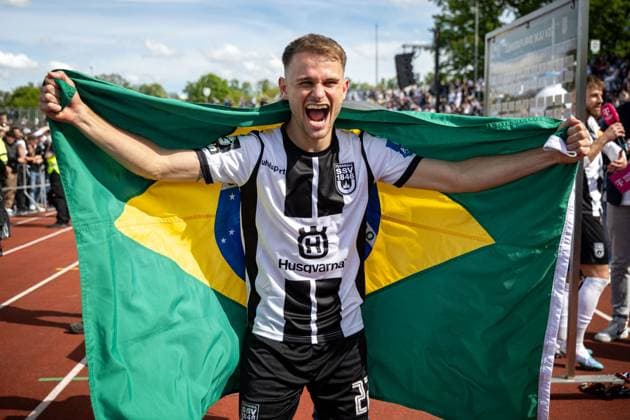 Leo Scienza SSV Ulm 1846, 22 celebrates with a Brazilian flag after the victory and the associated promotion to the 2 Bundesliga ¨¨GER, SSV Ulm 1846 Football vs FC Viktoria Koeln, Football, 3 Liga, 36 Matchday, Spielzeit 2023 2024, 04 05 2024, ¨DFB DFL regulations prohibit any use of photographs as image sequences and or quasi video ,¨ SSV Ulm 1846 Fussball FC Viktoria Koeln , Fußball, 3 Liga, 36 Spieltag, Spielzeit 2023 2024, 04 05 2024 Ulm Copyright: xDennisxDuddek xEibnerxPressefotox EP_DDK