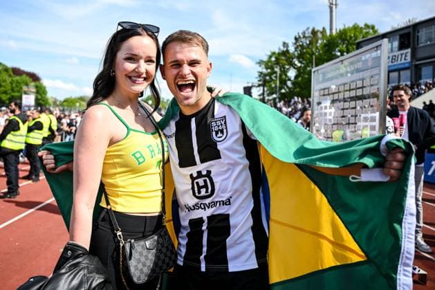 04 05 2024, Ulm, Germany, Donaustadion, SSV Ulm 1846 Fussball vs FC Viktoria Koeln 3 Liga, Leo Scienza SSV Ulm 1846 Fussball gesticulating with his girlfriend, gesture photo H Langer DFB DFL REGULATIONS PROHIBIT ANY USE OF PHOTOGRAPHS AS IMAGE SEQUENCES AND OR QUASI VIDEO Ulm Donaustadion Germany 062_062_ULMVIK20240504_076 Langer-541