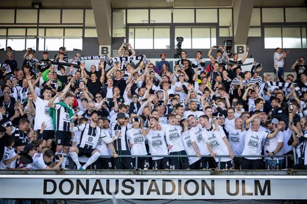 The players of SSV Ulm celebrate the promotion to Bundesliga 2 together with their fans on the grandstand Johannes Reichert SSV Ulm 1846, 05 with the microphone ¨¨GER, SSV Ulm 1846 Fussball vs FC Viktoria Koeln, Fußball, 3 Liga, 36 Spieltag, Spielzeit 2023 2024, 04 05 2024, ¨DFB DFL regulations prohibit any use of photographs as image sequences and or quasi video ,¨ SSV Ulm 1846 Fussball FC Viktoria Koeln , Fußball, 3 Liga, 36 Spieltag, Spielzeit 2023 2024, 04 05 2024 Ulm Copyright: xDennisxDuddek xEibnerxPressefotox EP_DDK