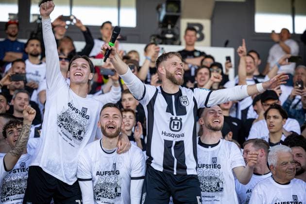 The players of SSV Ulm celebrate the promotion to the 2nd Bundesliga together with their fans on the grandstand At the front Johannes Reichert SSV Ulm 1846, 05 with the microphone and Max Brandt SSV Ulm 1846, 23 ¨¨GER, SSV Ulm 1846 Fussball vs FC Viktoria Koeln, Soccer, 3 Liga, 36 Matchday, 2023 2024 Season, 04 05 2024, ¨DFB DFL regulations prohibit any use of photographs as image sequences and or quasi video ,¨ SSV Ulm 1846 Fussball FC Viktoria Koeln , Football, 3 Liga, 36 Matchday, 2023 2024 Season, 04 05 2024 Ulm Copyright: xDennisxDuddek xEibnerxPressefotox EP_DDK