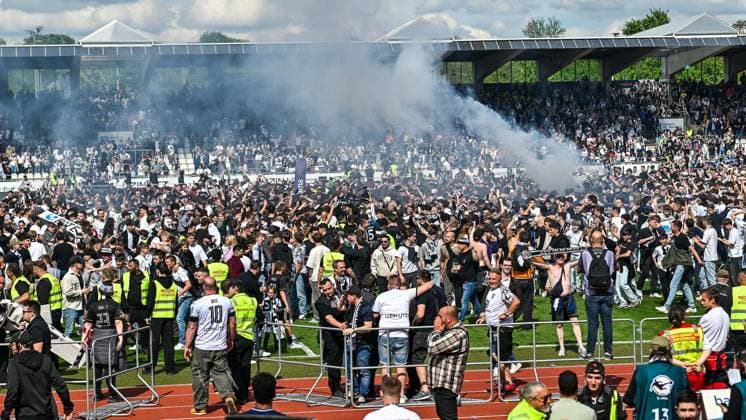 GER, 3 Liga, SSV Ulm 1846 vs FC Viktoria Köln 04 05 2024, Donaustadion, Ulm, GER, 3 Liga, SSV Ulm 1846 vs FC Viktoria Köln, in the picture thousands of fans cheer with the players on the pitch after the end of the match nordphotoxGmbHx xHafner nph00200