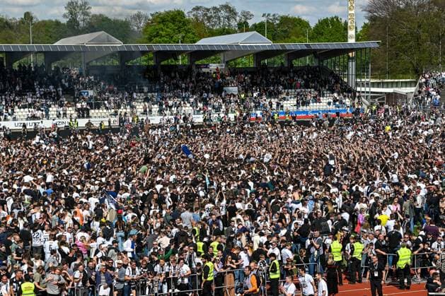 GER, 3 Liga, SSV Ulm 1846 vs FC Viktoria Köln 04 05 2024, Donaustadion, Ulm, GER, 3 Liga, SSV Ulm 1846 vs FC Viktoria Köln, in the picture thousands of fans cheering on the pitch after the end of the match nordphotoxGmbHx xHafner nph00200