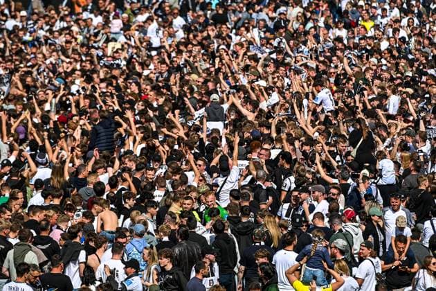 GER, 3 Liga, SSV Ulm 1846 vs FC Viktoria Köln 04 05 2024, Donaustadion, Ulm, GER, 3 Liga, SSV Ulm 1846 vs FC Viktoria Köln, in the picture thousands of fans cheering on the pitch after the end of the match nordphotoxGmbHx xHafner nph00200