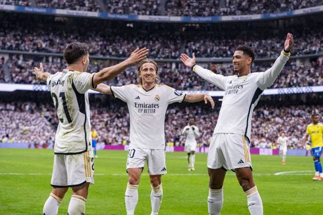 Sport Bilder des Tages MADRID, SPAIN - MAY 04: Brahim Diaz (L), Luka Modric (C) and Jude Bellingham (R) of Real Madrid seen celebrating a goal during the La Liga EA Sports 2023 24 football match between Real Madrid vs Cadiz CF at Estadio Santiago Bernabeu on May 04, 2024 in Madrid, Spain.  Copyright: xAlbertoxGardin IPAxSportx xipa-ax xx IPA_45732021 IPA_Agency_IPA45732021