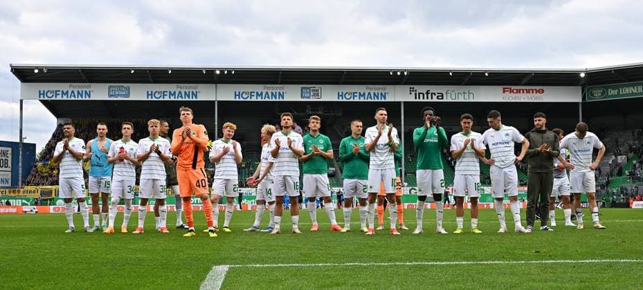 04 05 2024 Soccer Season 2023 2024 2 Soccer Bundesliga 32 Matchday SpVgg Greuther Fürth Kleeblatt TSV Eintracht Braunschweig BTSV Sportfoto Zink xwoxzix DFL regulations prohibit any use of photographs as image sequences and or quasi video only for editorial use Mannschaft Team Fürth vor Fans Fanblock nach Spielende
