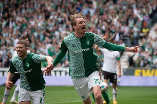 Nick WOLTEMADE HB cheers after his goal to 2 1, with Mitchell WEISER HB , cheers, jubilation, joy, cheers, Soccer 1 Bundesliga, 32 Matchday, SV Werder Bremen HB Borussia Moenchengladbach 2 2 on 20 04 2024 in Bremen Germany DFL regulations prohibit any use of photographs as image sequences and or quasi video Â